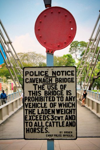Placa de aviso original da Cavenagh Bridge