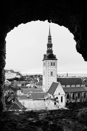 Vista da Torre Kiek in de Kök. Destaque para a torre do Niguliste Muuseum